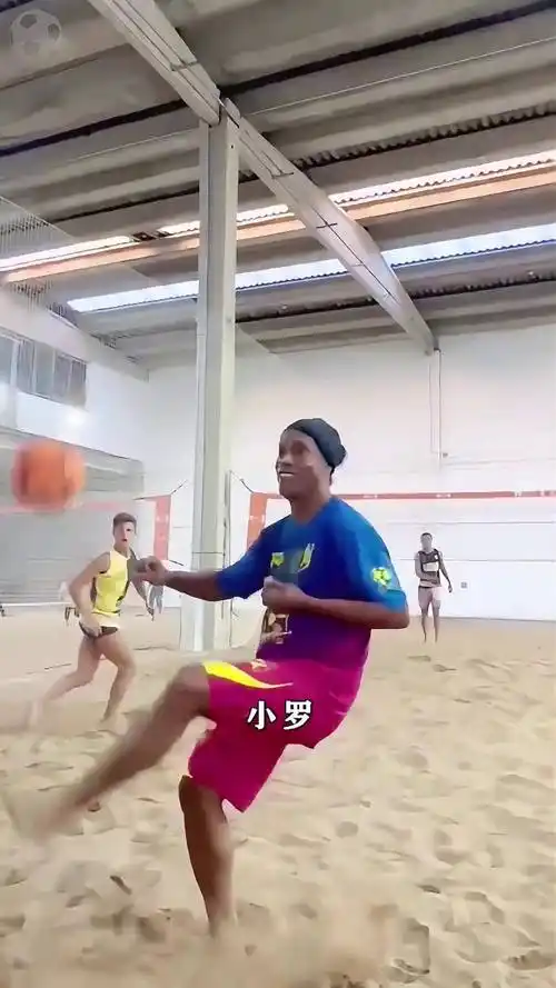 其背后